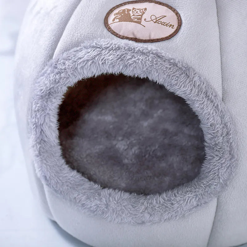 Cute Cat Beds: Winter Comfort in Cozy Mats and Small Dog Houses