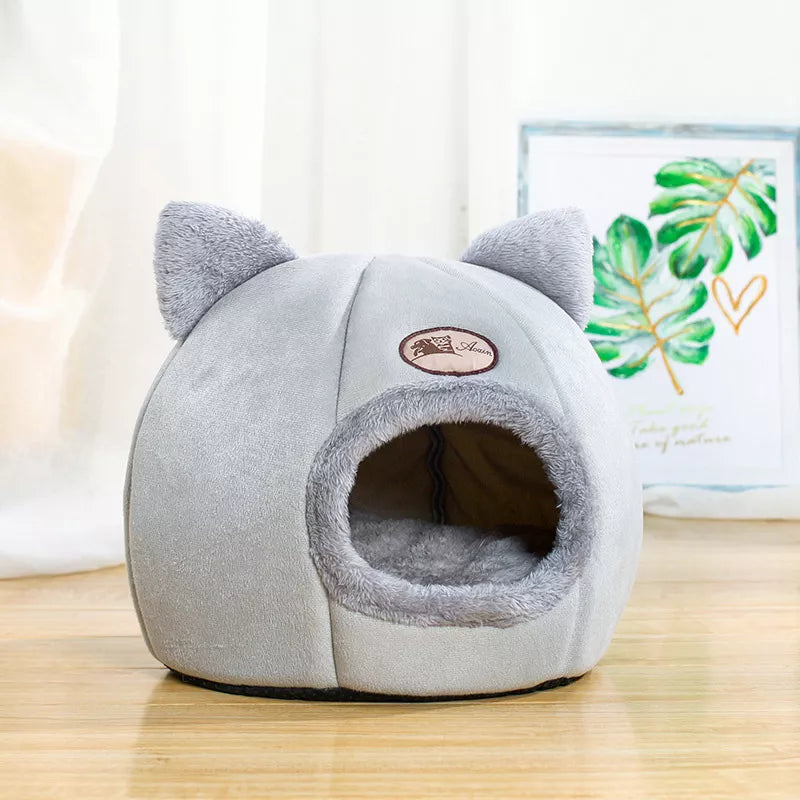 Cute Cat Beds: Winter Comfort in Cozy Mats and Small Dog Houses